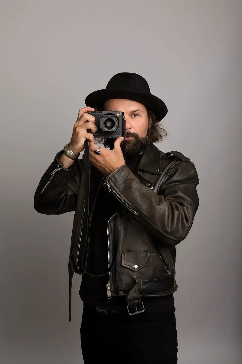 Christoph Neumann, photographer and visual artist, Berlin, self portrait with Leica